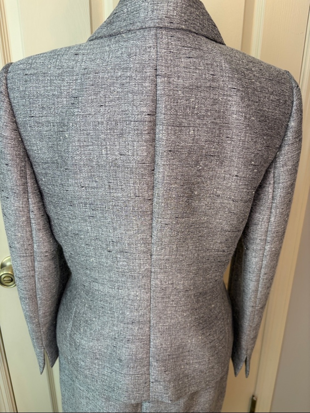 Le Suit Petite Shimmery Gray 3 Button Jacket and Skirt Suit Set Size 6P Like New - Picture 6 of 14
